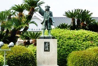 ＪＲ播州赤穂駅前の銅像