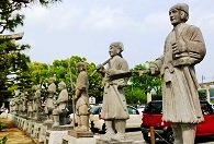 大石神社参道の右側