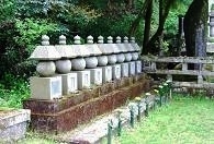 二本松少年隊の墓(左側)