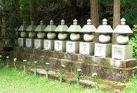 二本松少年隊の墓(右側)